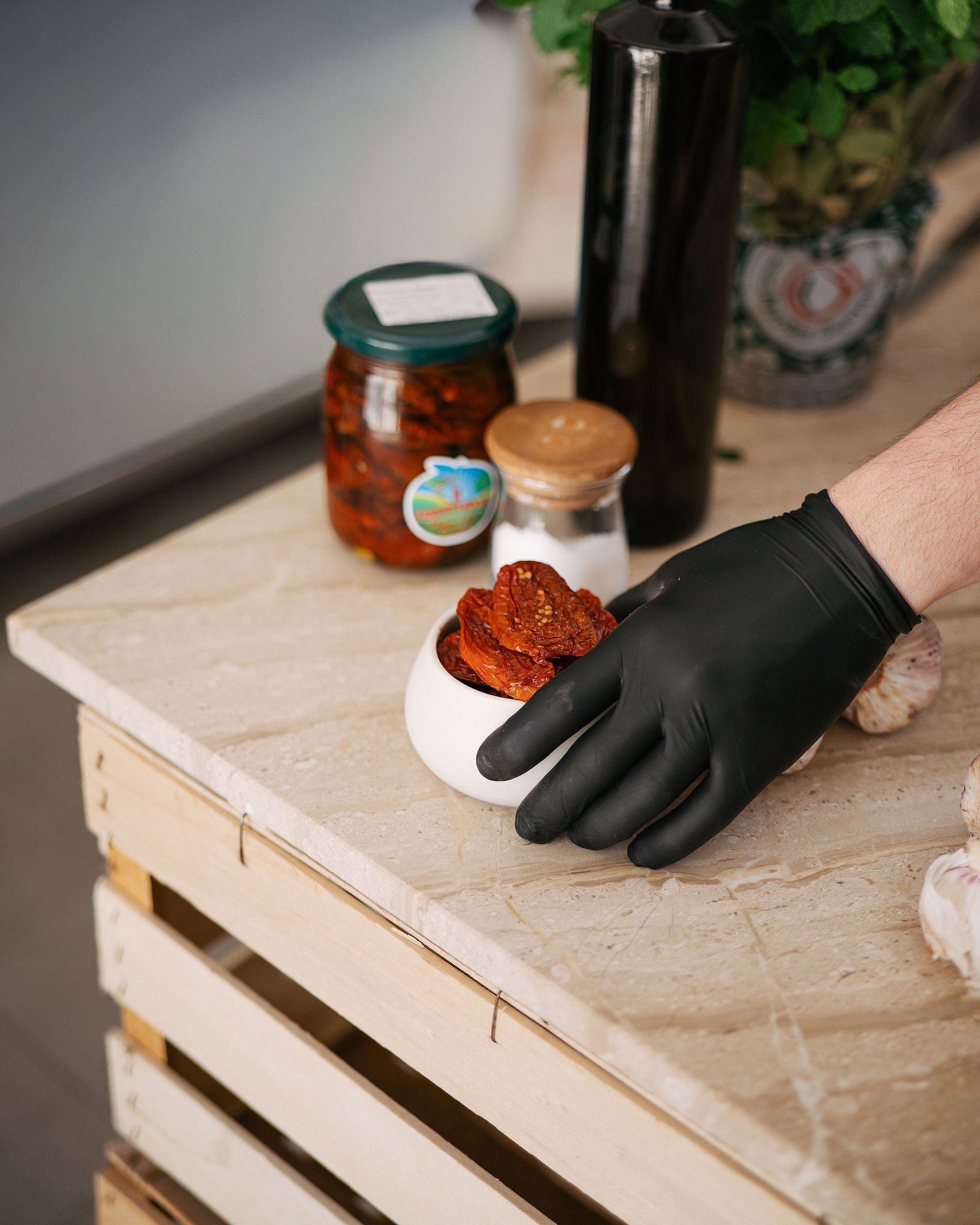 Pomodori secchi e ingredienti per sottoli artigianali pugliesi a Bari
