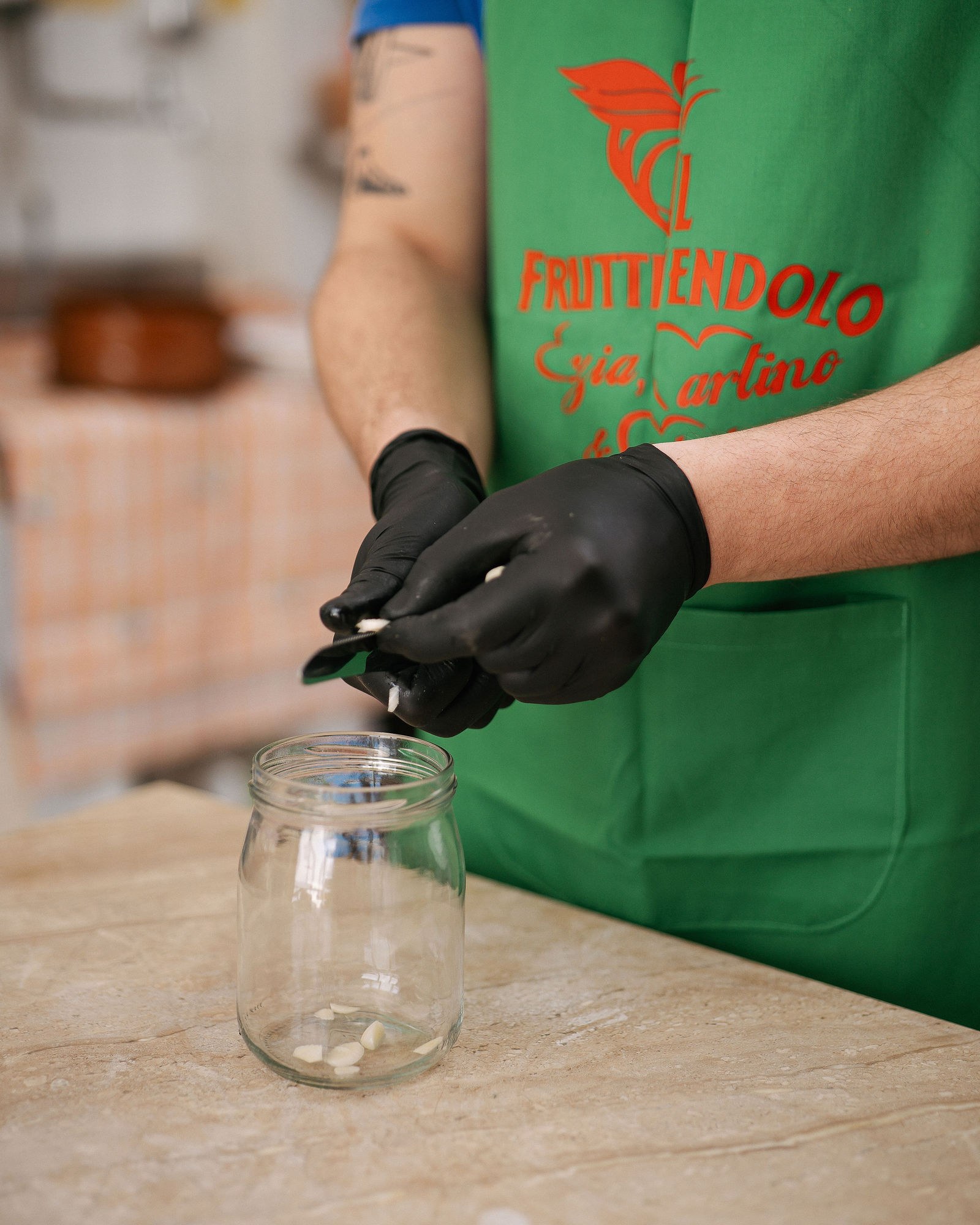 Preparazione a mano di un vasetto di sottoli con aglio fresco