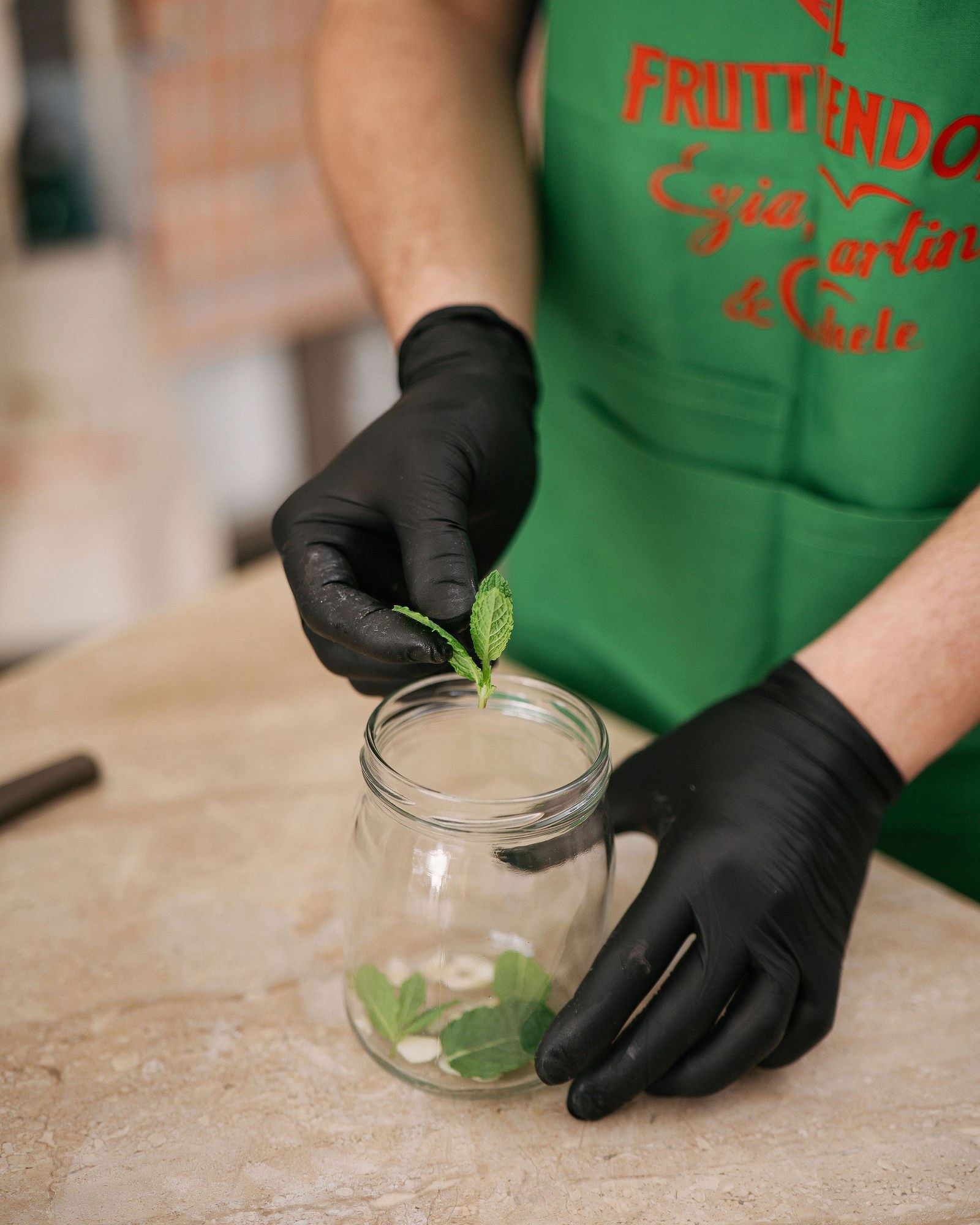 Foglie di menta fresca aggiunte nel vasetto secondo la ricetta tradizionale