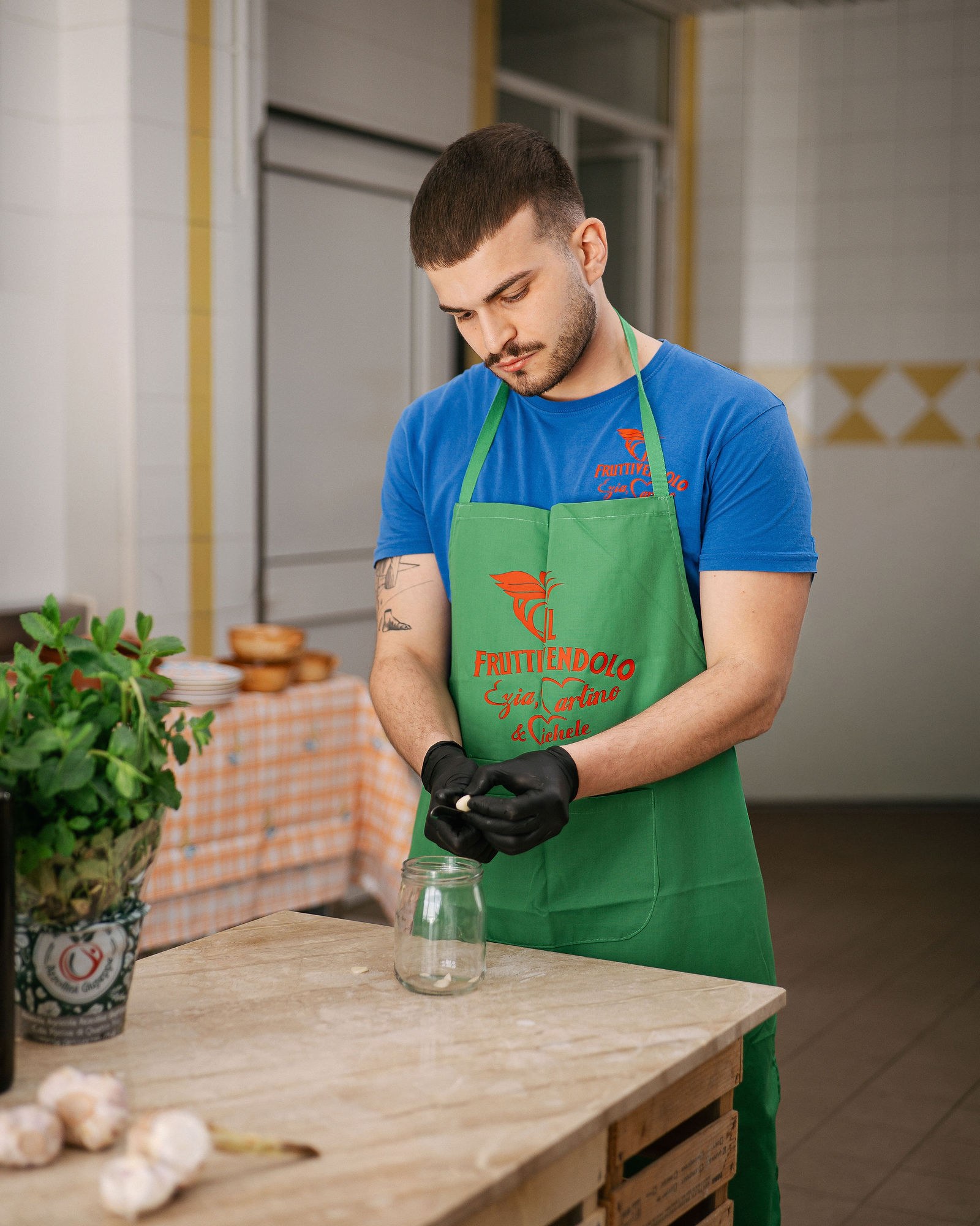 Vasetto di sottoli con pomodori secchi pronto per la vendita diretta su WhatsApp